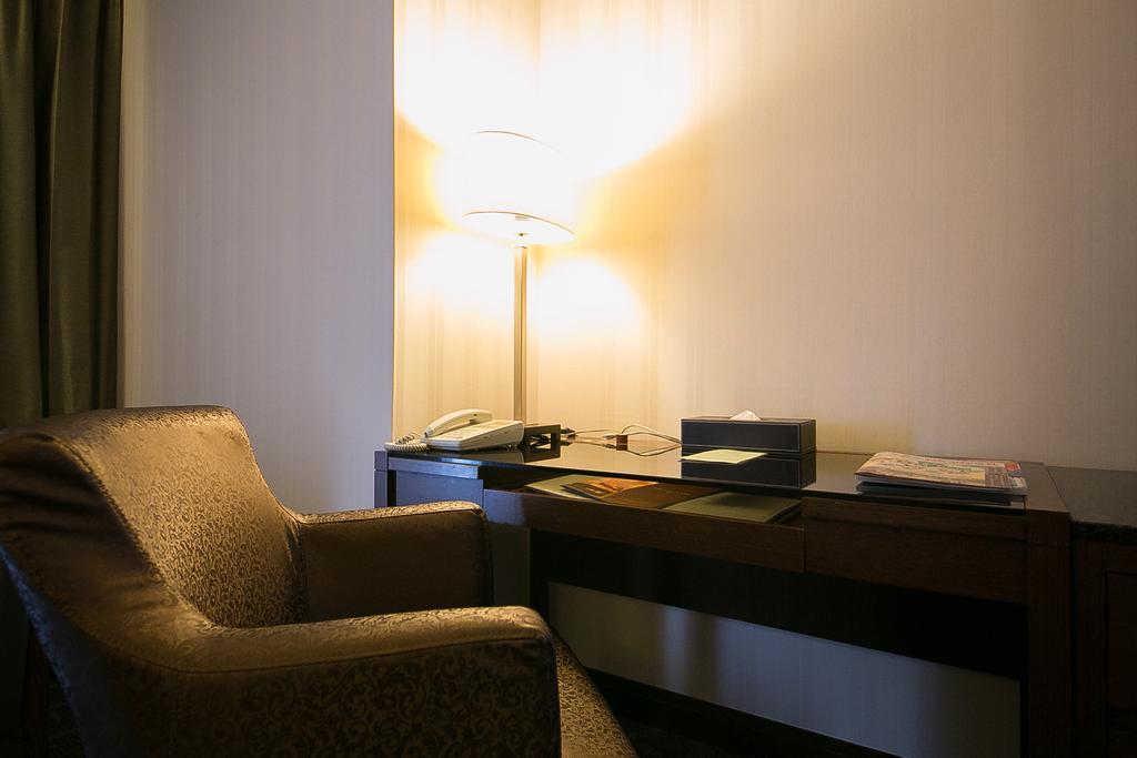 Evergreen Plaza Hotel - Tainan Room photo A table lamp