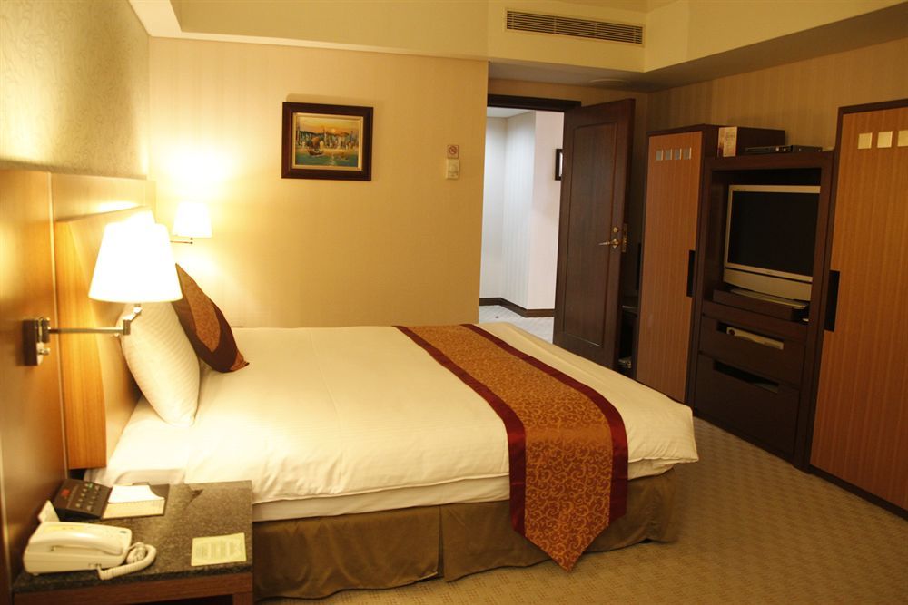 Evergreen Plaza Hotel - Tainan Exterior photo A bedroom in a hotel