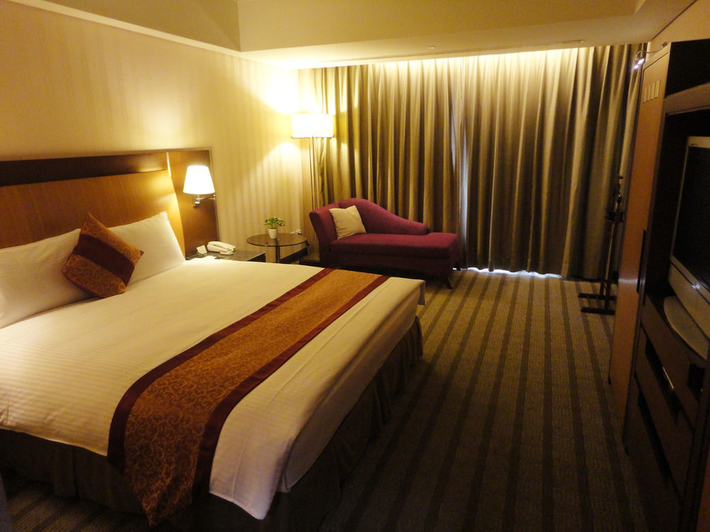 Evergreen Plaza Hotel - Tainan Exterior photo Deluxe room