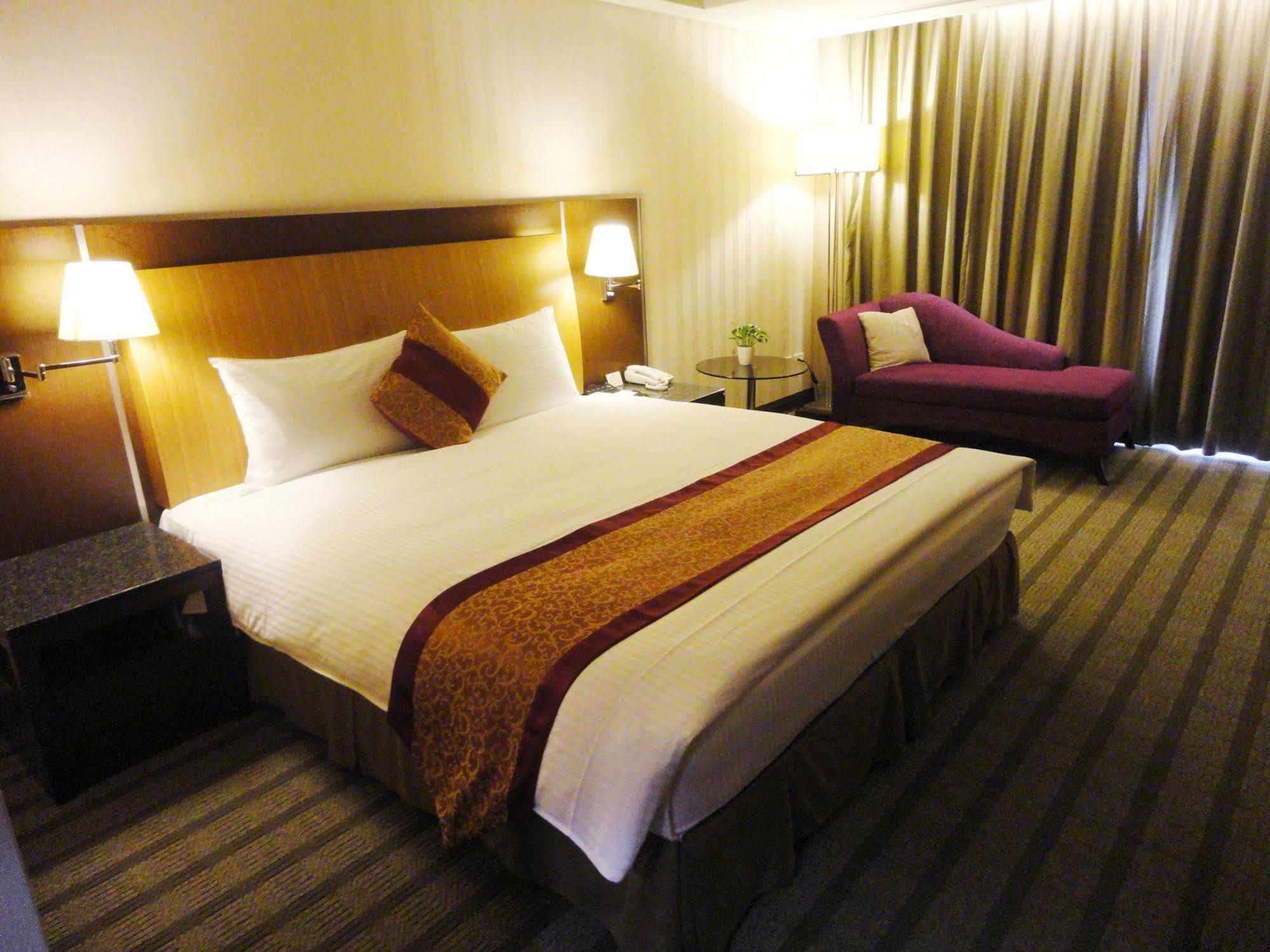Evergreen Plaza Hotel - Tainan Exterior photo Deluxe room
