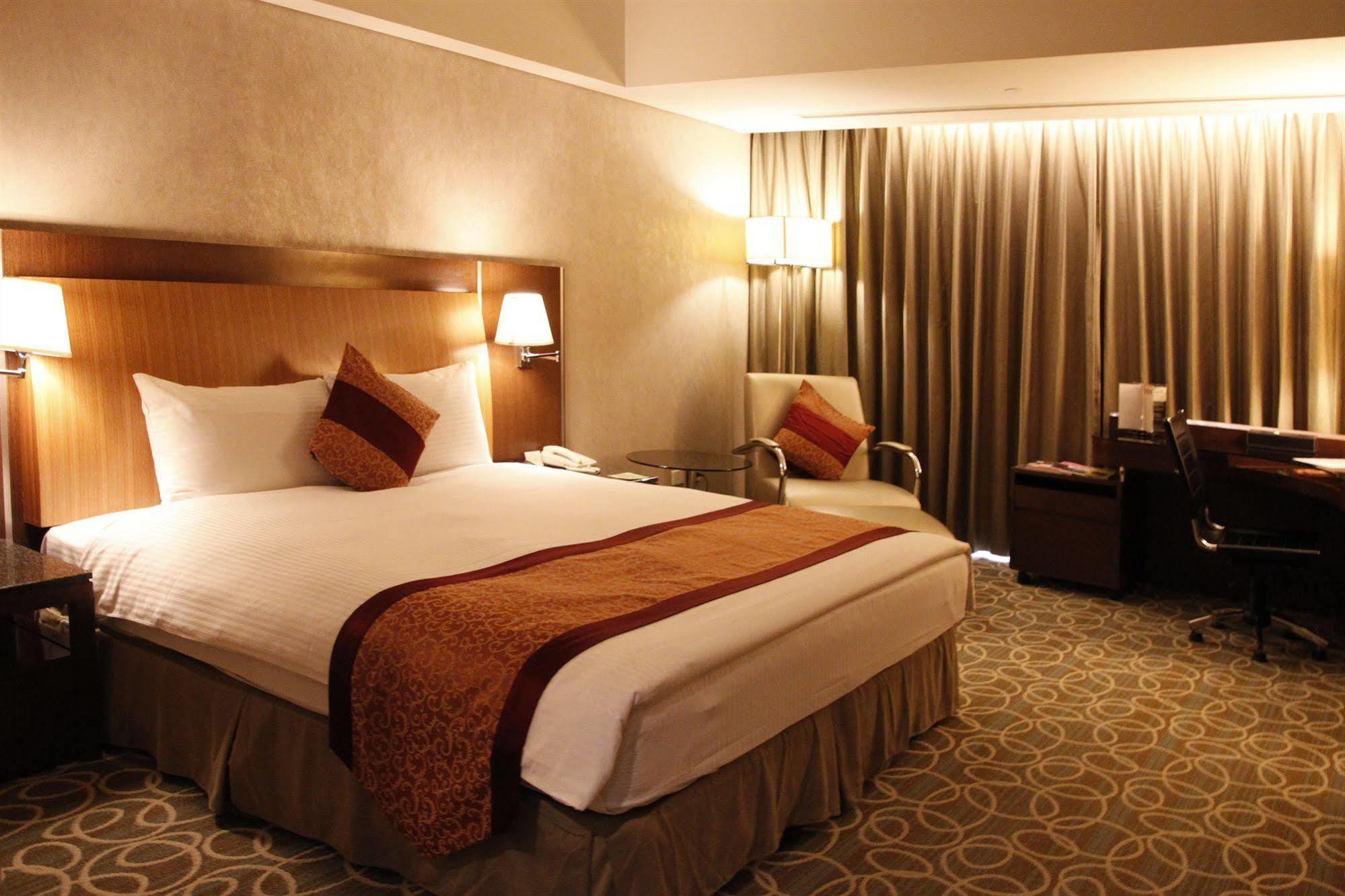 Evergreen Plaza Hotel - Tainan Exterior photo Deluxe room