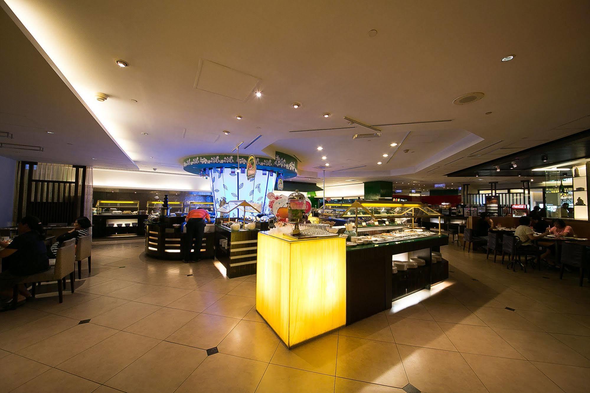 Evergreen Plaza Hotel - Tainan Exterior photo The interior of the restaurant
