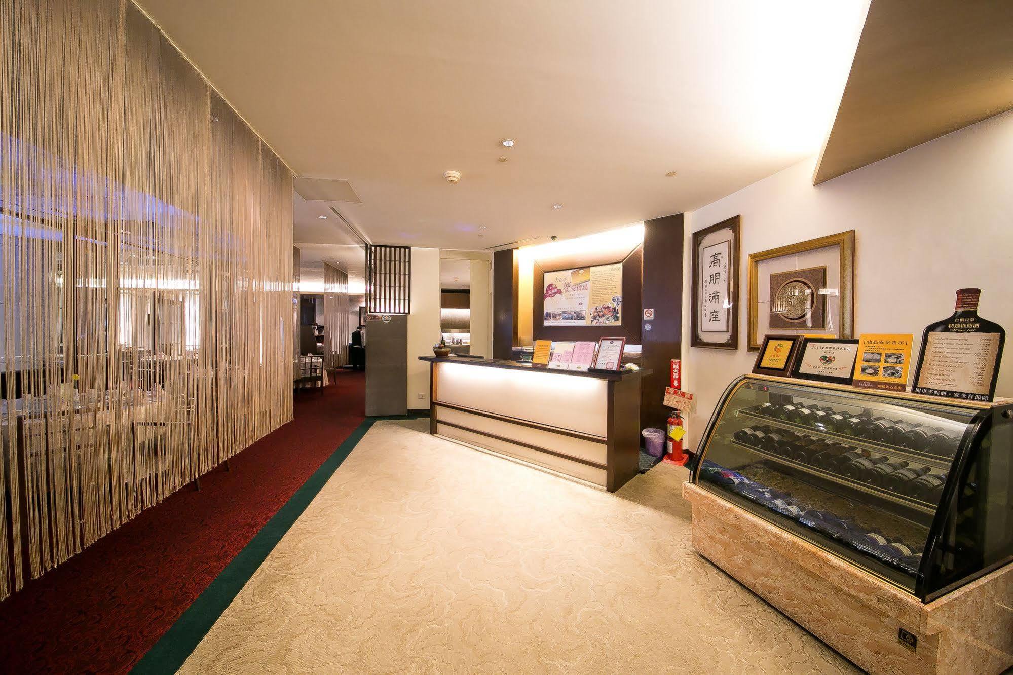 Evergreen Plaza Hotel - Tainan Exterior photo The interior of the lounge