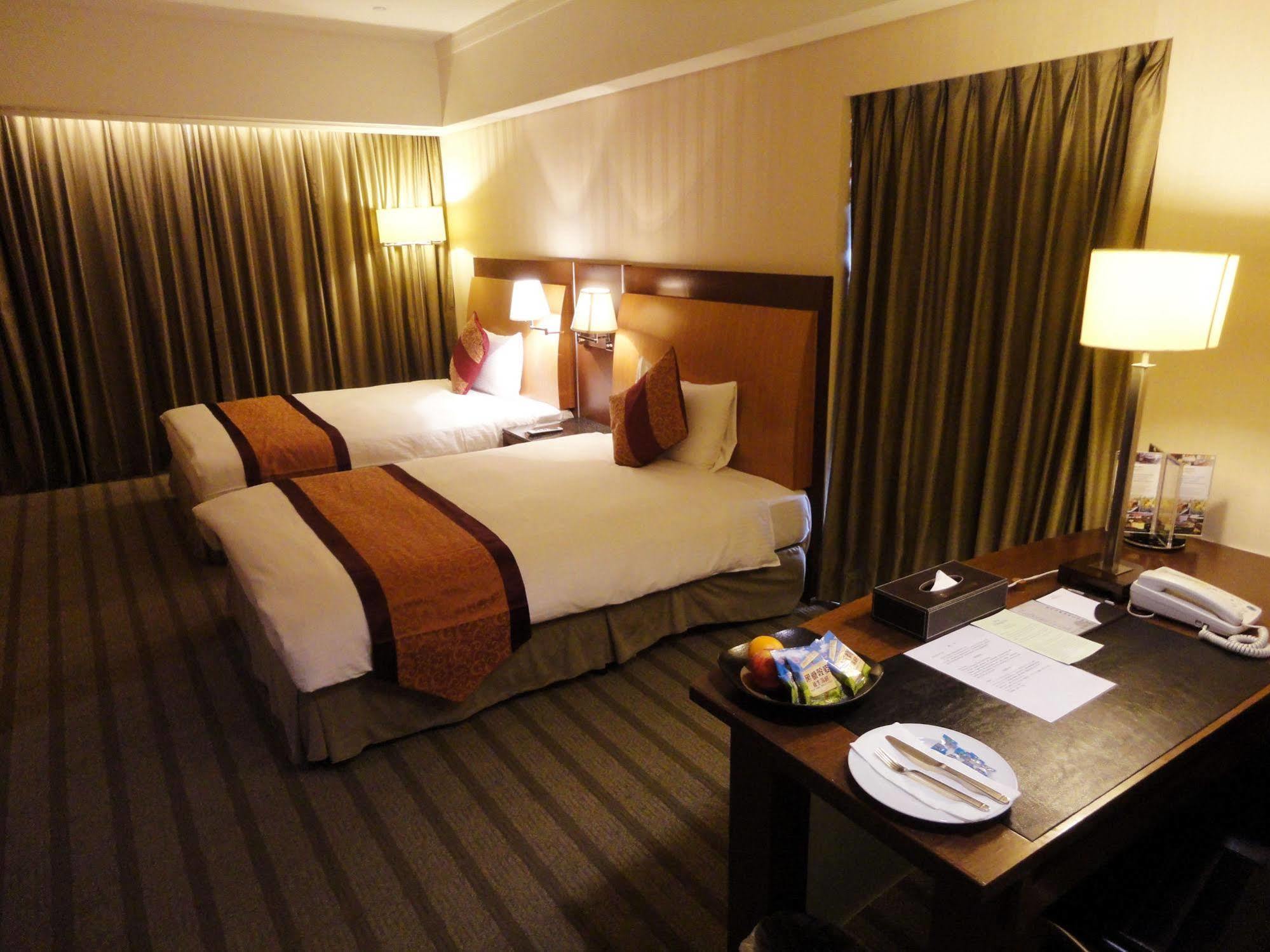Evergreen Plaza Hotel - Tainan Exterior photo A room at the hotel