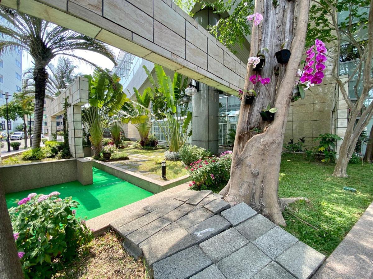 Evergreen Plaza Hotel - Tainan Exterior photo The park