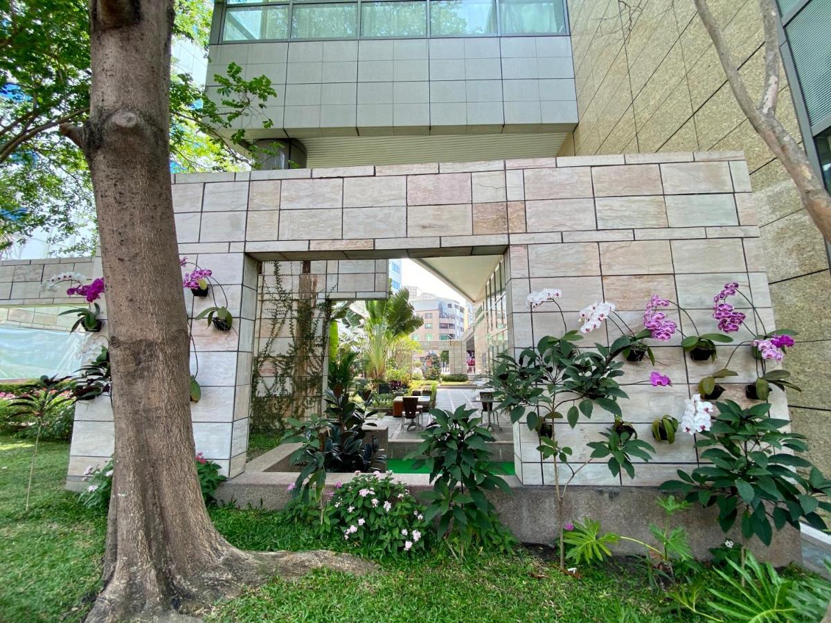 Evergreen Plaza Hotel - Tainan Exterior photo The entrance to the museum